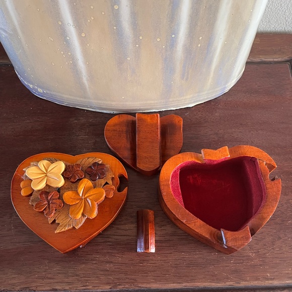 Artisanal wood, heart shape, carved flowers four piece box - Picture 2 of 11
